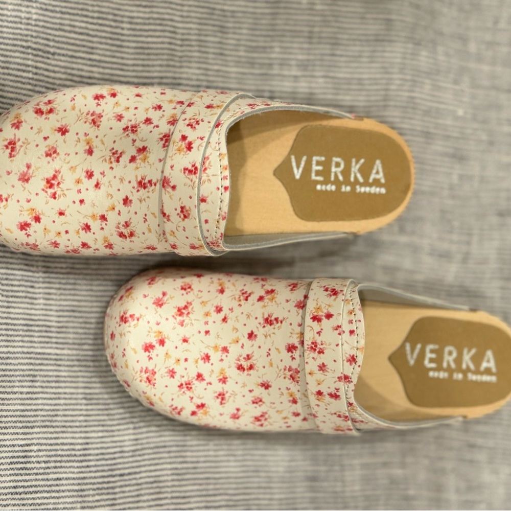 BRAND NEW VERKA floral girl CLOGS: GIRLS SIZE 35 = size 3 (8-9 year old girls)